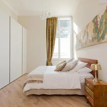 Le Californie Deluxe Apartment